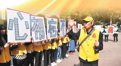 女子行驶途中突发腹痛 执勤辅警暖心送医