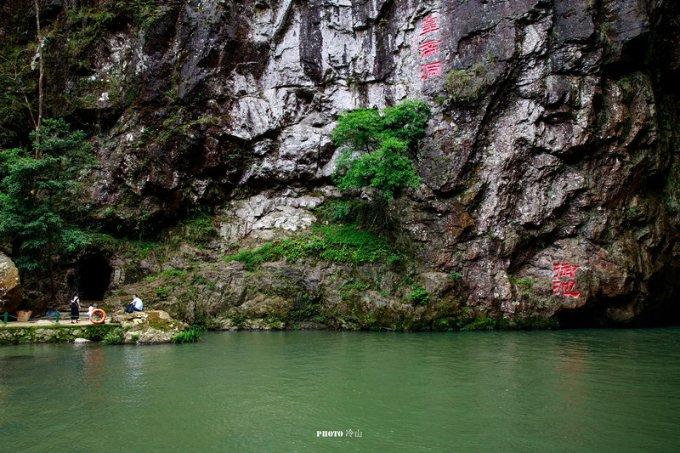 居民家中厨房起火,消防员“抢出”燃烧煤气罐, “又见最美逆行”