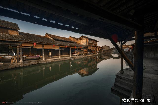 阿莫多瓦首次执导英文长片《隔壁房间》,讲述母女之间故事